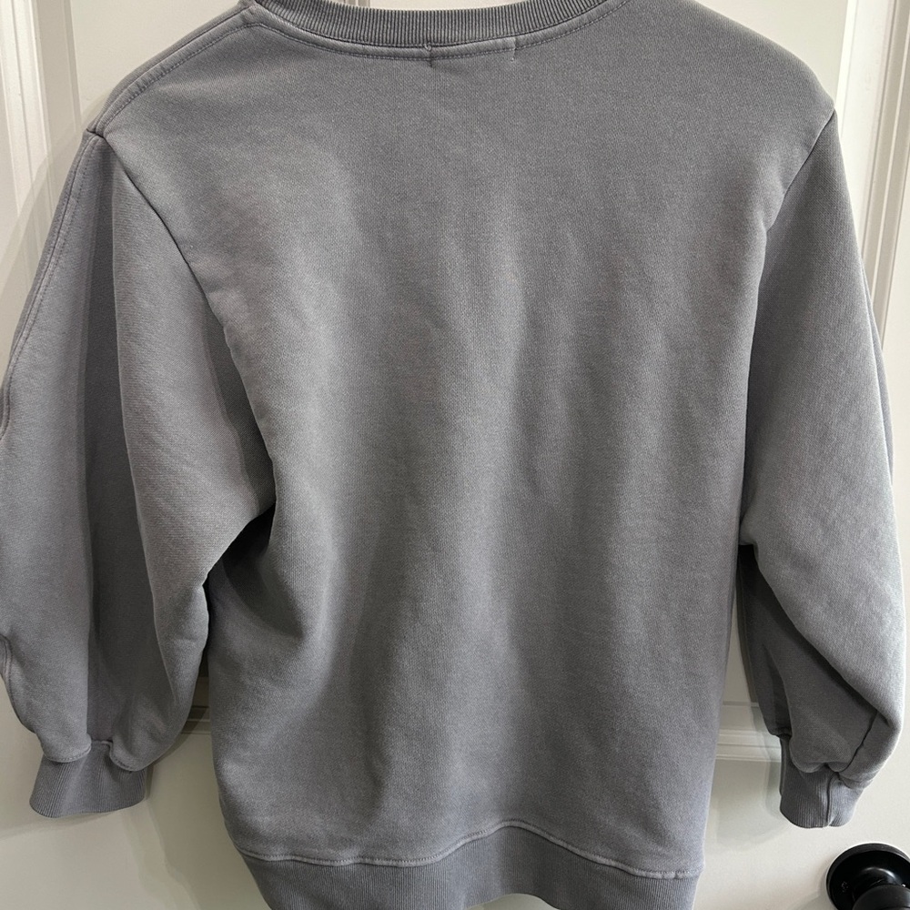 Agolde 3/4 length sleeve sweatshirt in a beautiful smokey grey color. - Picture 9 of 10